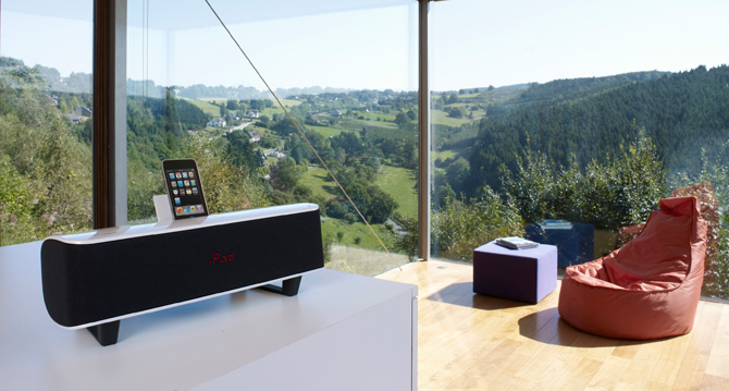 Pioneer_XW_NAS5_White_lifestyle_1_670